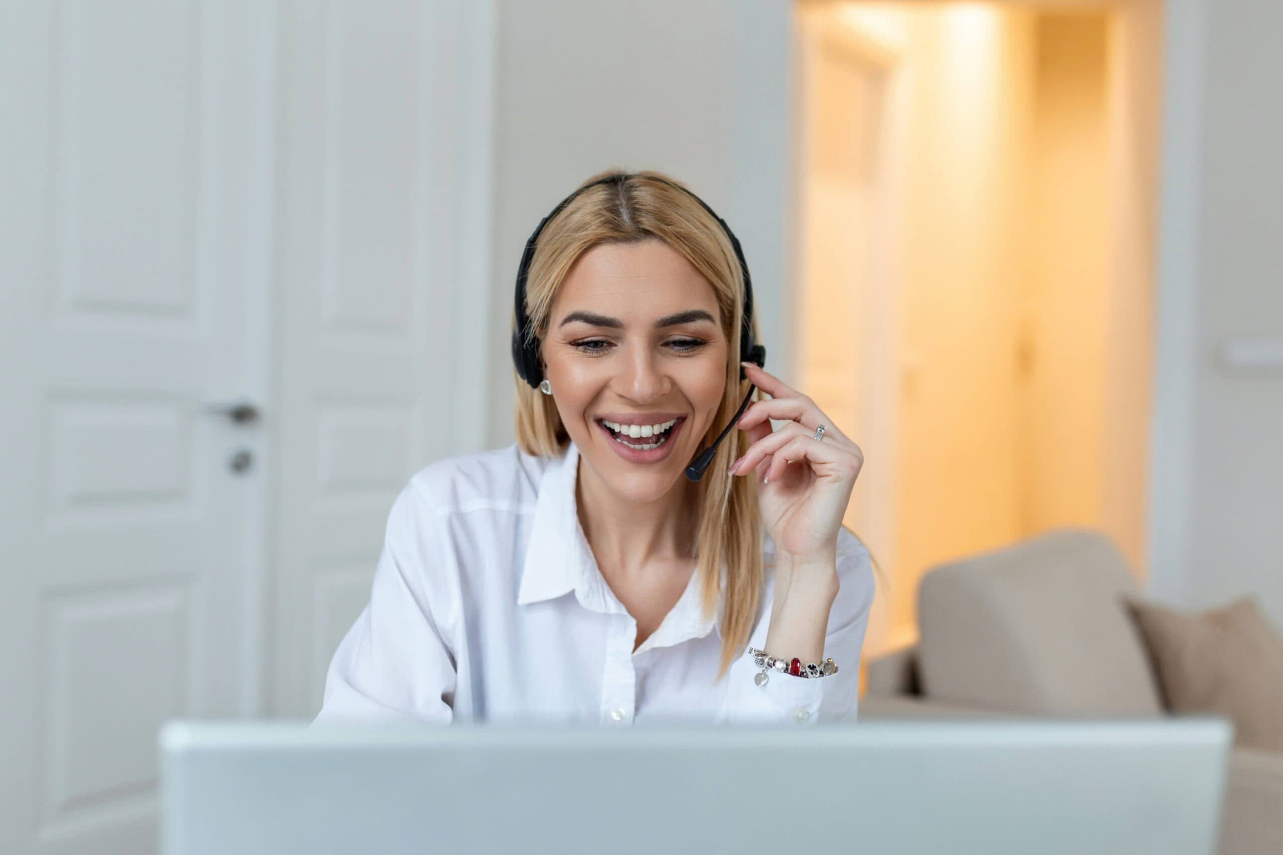 AI customer service benefits illustration