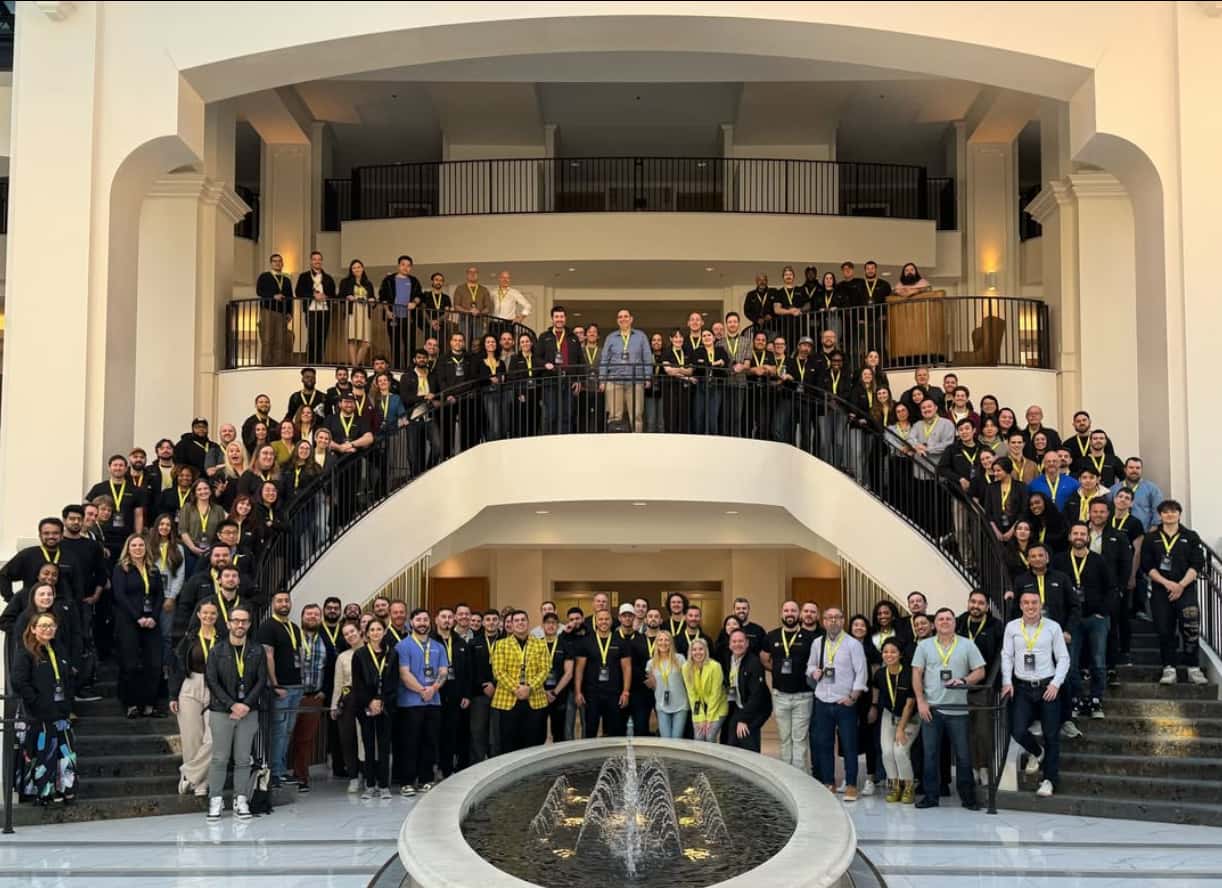 Group photo of all Kustomer employees in a hotel atrium